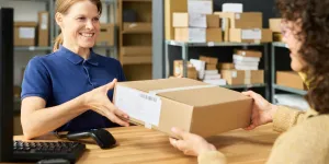 Frau übernimmt ein Paket