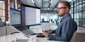 IT-Experte am Computer