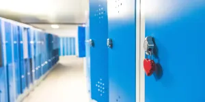 Blaue Spinde und Vorhängeschloss in der Schule