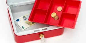 Geldkassette mit wenig Bargeld