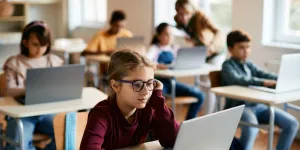 Schüler mit Laptops