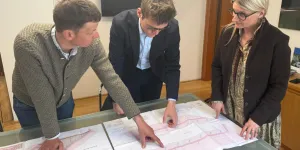 osef Seidl (Referat Ländliche Verkehrsinfrastruktur), Landesrat Maximilian Aigner, Reija Falkensteiner (Referatsleiterin Ländliche Verkehrsinfrastruktur).