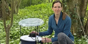 Karin Bakran-Lebl mit einer Lebendfalle für das Pathogen-Monitoring. 