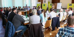  Rund 50 Vertreterinnen und Vertreter aus Landwirtschaft, Wasserbau, Naturschutz, Imkerei, Wissenschaft und Verwaltung brachten  ihre Erfahrungen und Perspektiven zur Eindämmung invasiver Arten ein.