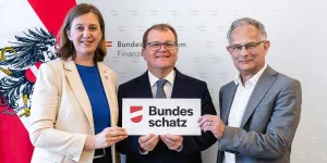 Am 22. April 2026 feierte der „Bundesschatz“, das Geldanlageprodukt des Bundes, seinen zweiten Geburtstag. Seit dem Start vor zwei Jahren wurden mehr als 170.000 Konten eröffnet – www.bundesschatz.at.  Finanzstaatssekretärin Barbara Eibinger-Miedl, Markus Stix, Sprecher der Geschäftsführung der Bundesfinanzierungsagentur, und Finanzminister Markus Marterbauer feierten das Jubiläum