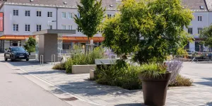 Der klimafitt umgestaltete Hauptplatz in Attnang-Puchheim.