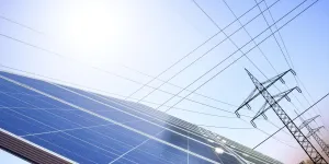 PV-Anlage und Strommast