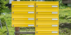 Briefkasten aus Blech ohne Namen in einem ländlichen Gebiet