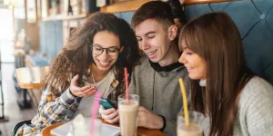 Jugendliche im Cafe