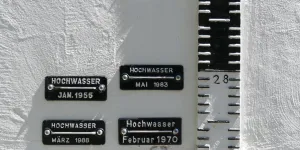 Hochwassermarken an Hauswand