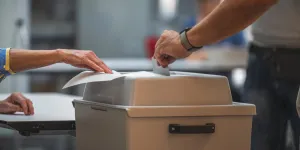 Ein Wähler wirft seinen Stimmzettel in die Wahlurne.