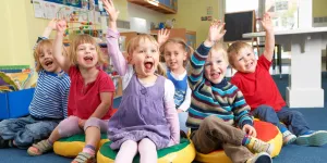 Kindergartenkinder zeigen auf