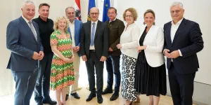 Finanzlandesrat Anton Kasser, Städtebundvertreter Bgm. Werner Krammer, Landesrätin Eva Prischl, GVV-Präsident Andreas Kollross, Gemeindebund Präsident Hannes Pressl, GVV Obmann Dieter Dorner, Landesrätin Christiane Teschl-Hofmeister, Landesrätin Susanne Rosenkranz, Landesrat Martin Antauer.
