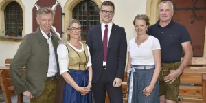 Franz Lanschützer (Geschäftsführer des Salzburger Güterwegerhaltungsverbandes), Referatsleiterin Reija Falkensteiner, Landesrat Maximilian Aigner, Isabella Leitner und Karl Leitner (Obmann der Agrargemeinschaft Znotter-Ochsenalm)