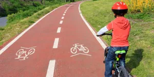 Kind auf einem Radweg