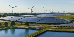 große PV-Anlage und Windräder im Hintergrund