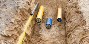 Gasrohre und Wasserrohre werden verlegt