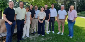  Zehn Tiroler Gemeindevertreter:innen waren im Haus Mostviertel in Öhling zu Gast, um sich beim GDA  ein Bild davon zu machen, wie gemeindeübergreifende Zusammenarbeit in der Praxis aussieht. An der Spitze der Delegation Verbands- und Gemeindebund-Vizepräsidentin Daniela Kampfl (ganz rechts). In der Mitte GDA-Geschäftsführerin Eva Zirkler.