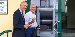 OeNB-Gouverneur Martin Kocher und Bürgermeister Leo Radakovits beim neuen Bankomaten in Güttenbach.