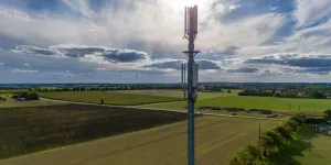 Handymast in einer Landschaft