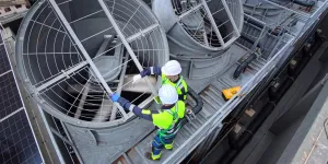 Arbeiter auf einem Kühlturm