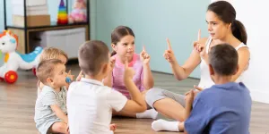 Kindergärtnerin mit Kindern