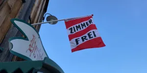Symbolfoto Zimmer frei, Fahne