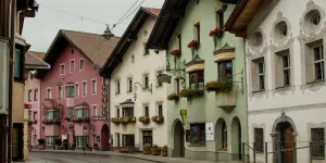 Straße in einem Ort in Tirol