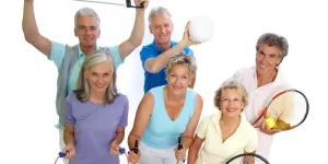 ältere Menschen mit diversen Sportgeräten