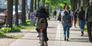 Radfahrerin und Fußgänger