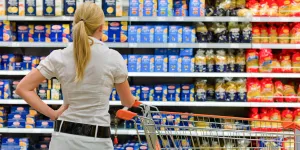 Frau vor einem Supermarktregal