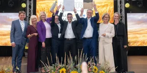 Bürgermeister von Kostelní Lhota Tomáš DROBNÝ, Theres Friewald-Hofbauer, Europäischen ARGE Landentwicklung und Dorferneuerung, Kreishauptfrau von Mittelböhmen Petra Pecková, die Sieger aus Valposchiavo, Vorsitzende der Europäischen ARGE Landentwicklung und Dorferneuerung Landeshauptfrau Johanna Mikl-Leitner, Juryvorsitzende Nadja Häupl