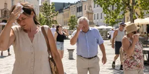 Menschen, die unter Hitze leiden