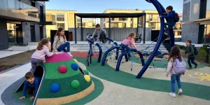 Spielplatz mit Kindern