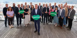Landeshauptmann Mario Kunasek mit Teilnehmerinnen und Teilnehmern des Tourismusgipfel.