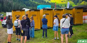 Menschen warten, um das ÖKLO zu benutzen