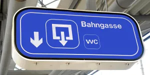 Wegweiser zu Bahnhoftoilette