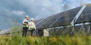 Techniker bei einer großen PV-Anlage