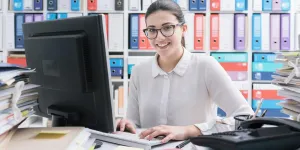 junge Angestellte vor einem Computer