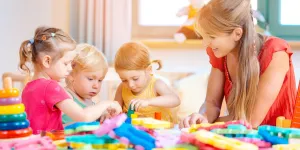 Kindergärtnerin mit Kinder