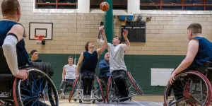 Rollstuhlfahrer beim Basketball