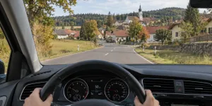 Auto fährt in ein Dorf