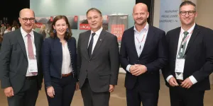Gemeindebundpräsident Johannes Pressl, Ministerin Claudia Bauer, Vizekanzler Andreas Babler und die Kommunalverlag-Geschäftsführer Michael und Stefan Zimper.