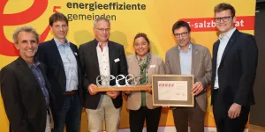 Fünf „e“ für Weißbach bei Lofer. Landesrat Maximilian Aigner und Helmut Strasser (SIR) bei der Überreichung an Bürgermeister Josef Michael Hohenwarter und VertreterInnen der Gemeinde. 