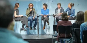 Projekte und Einblicke wurden in der Podiumsdiskussion vorgestellt mit (v. l.): Moderatorin Anna Krepper, Roland Noichl (Land Tirol), Eva Klug (Repair Café), Marina Hausberger (Naturpark Karwendel) und Elisabeth Steinlechner („Unser Strom“, Energiegemeinschaft Landeck).