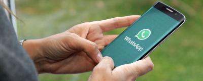 Leobersdorf setzt auf WhatsApp - Mann hat Handy in der Hand