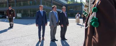 Tiroler Gemeindetag - Platter steht vor Schützen