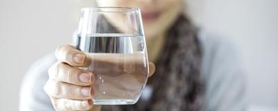 Frau mit Wasserglas