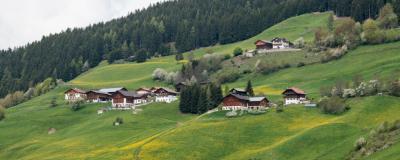 Tiroler Gemeindefinanzbericht - Blick auf Berghang mit Gebäuden
