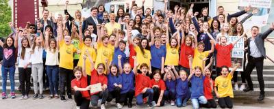 Gruppe von Kindern jubelt